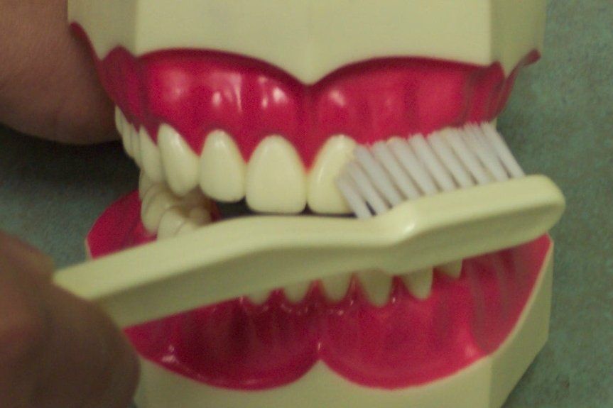 How to brush your teeth 1