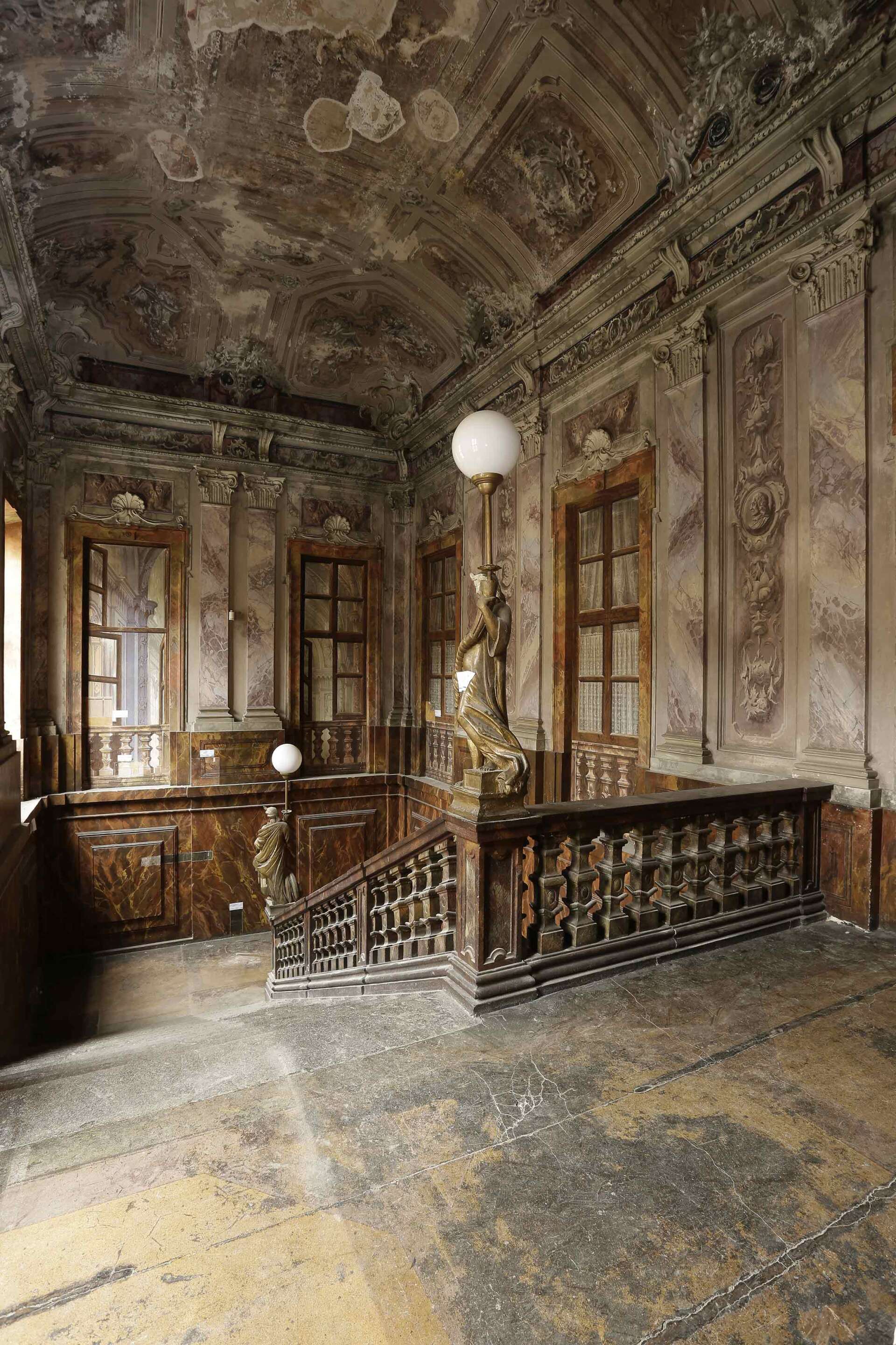 affresco in un palazzo storico prima del restauro