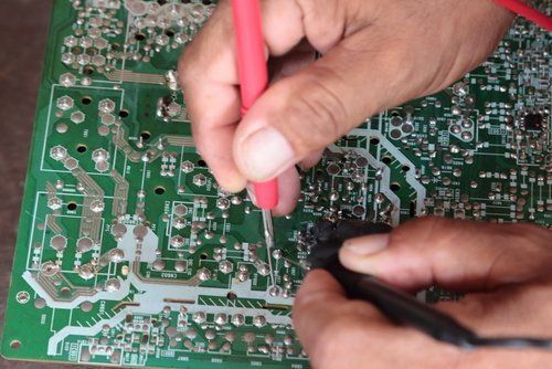 mani che lavorano su un circuito