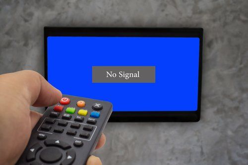 un televisore e un telecomando