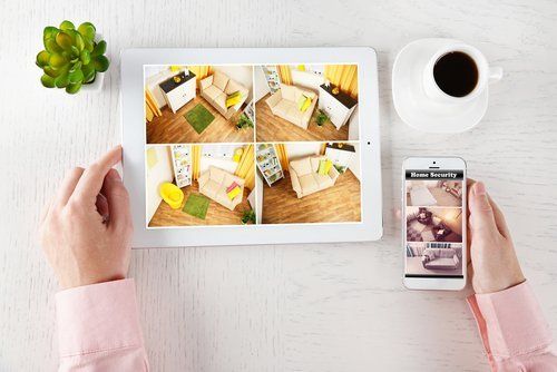 un tablet e uno smartphone integrati all'allarme