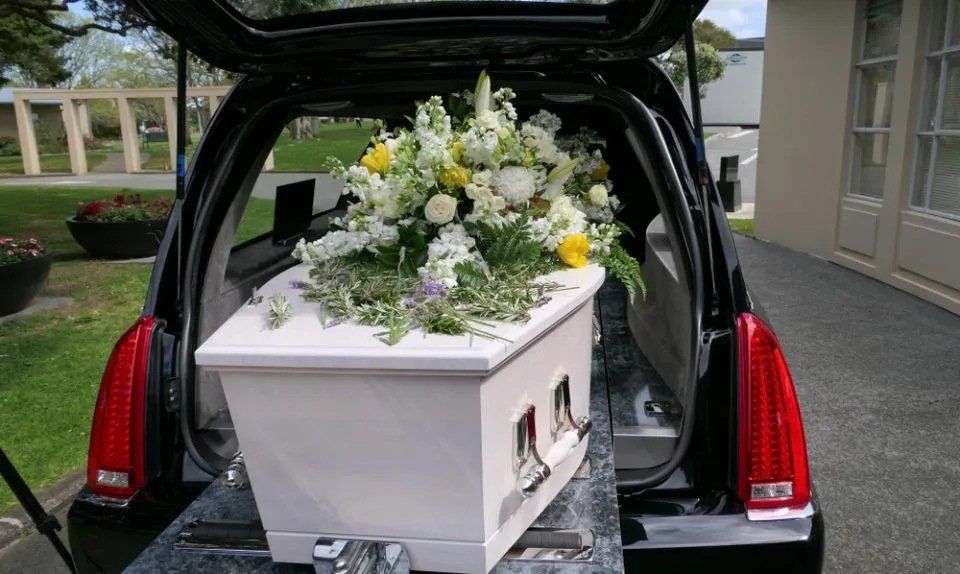 trasporto bara con carro funebre