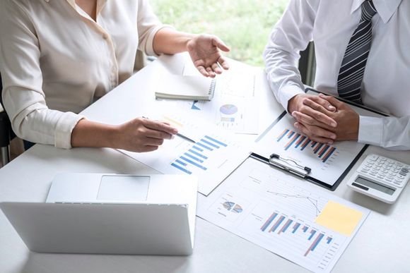 persone e fogli con dei dati