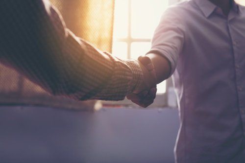 Due uomini che si stringono la mano