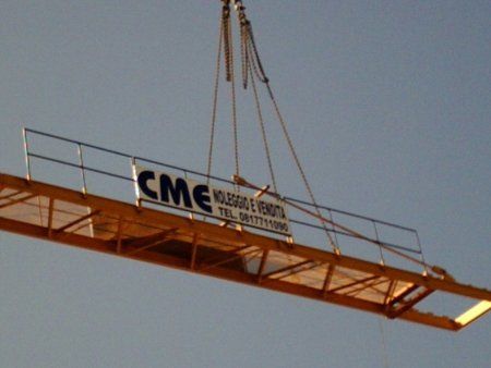 trasporto materiale edile con gru