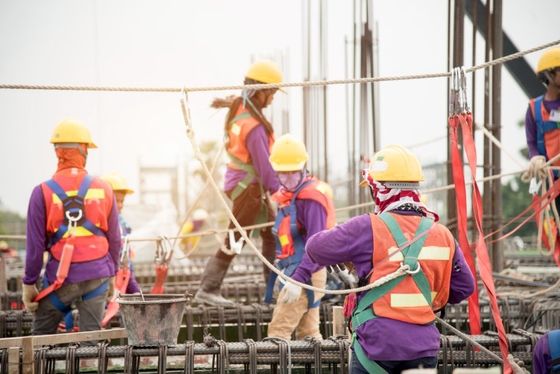 operai che lavorano in cantiera con linea vita