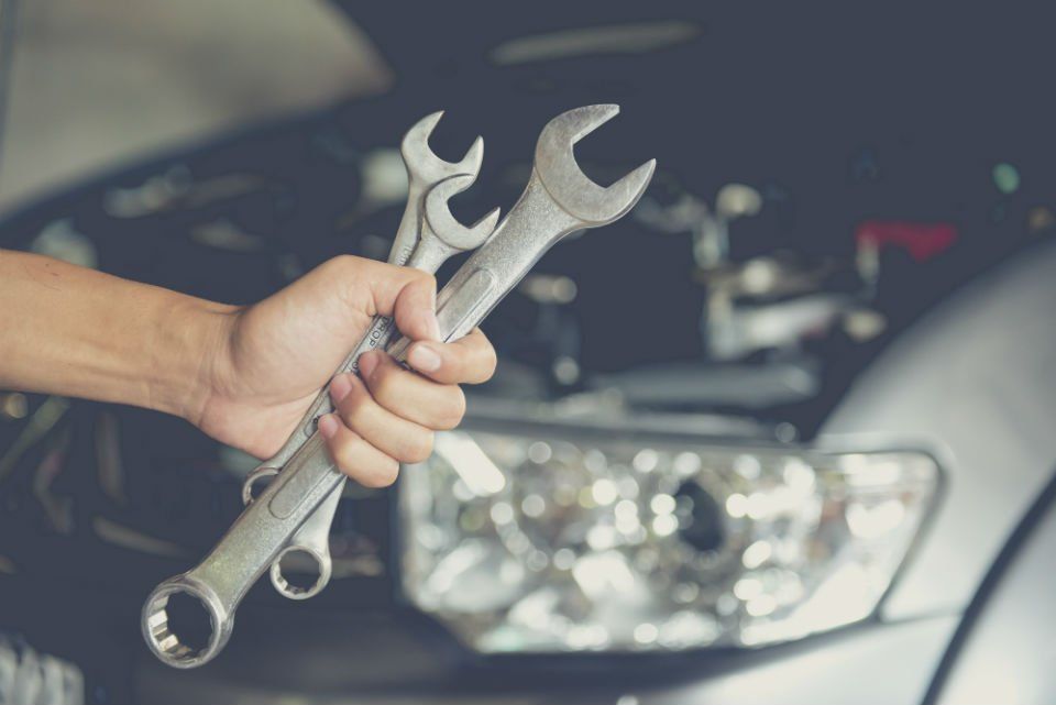 meccanico lavora sul motore di una vettura