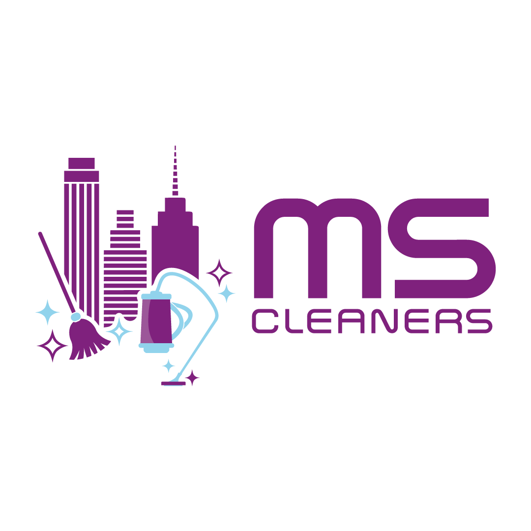 Um logotipo roxo para produtos de limpeza ms com esfregão, aspirador de pó e horizonte da cidade.