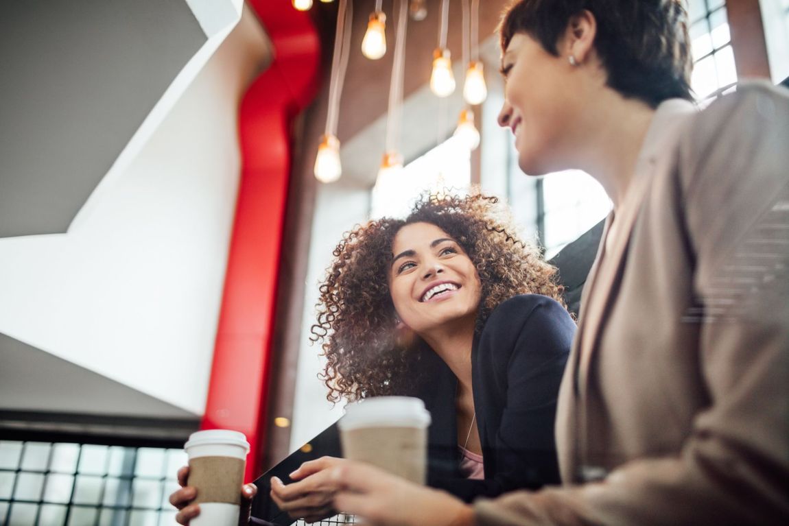 persone in area ristoro con distributore automatico