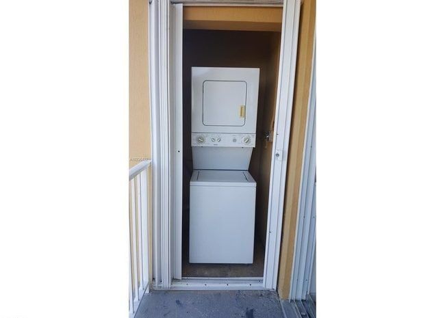 735 SW 2nd Street In-unit Laundry