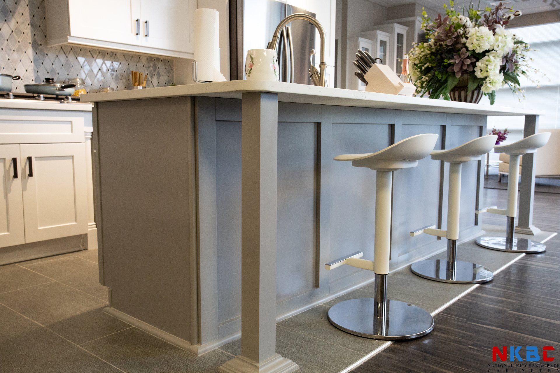 Kitchen Island & Kitchen Cabinets