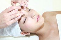 フェイシャルエステをしている女性
