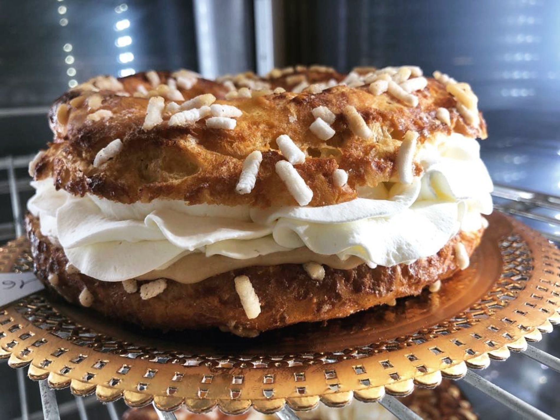 dolce ripieno di panna con granella di zucchero