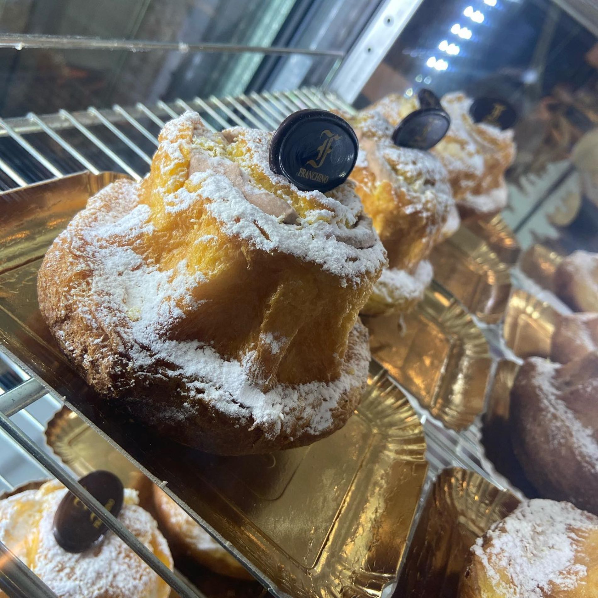 dolci di pasticceria con zucchero a velo