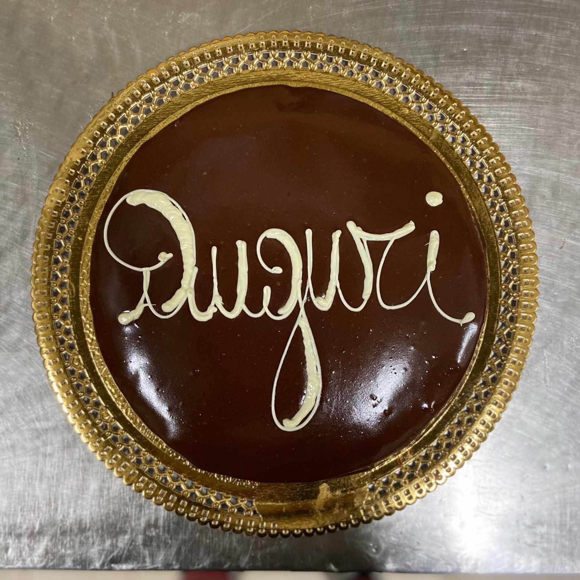 torta di compleanno con scritta Auguri