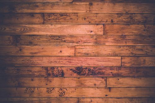 Holzdielen, braun mit unterschiedlichen Schattierungen und Texturen.