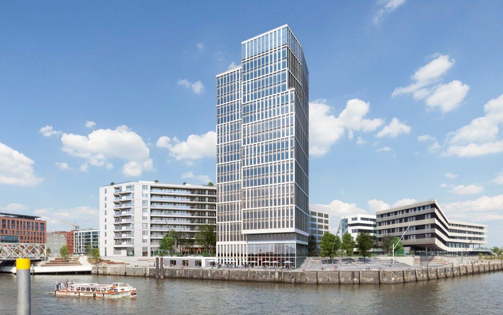 Ein hoher, moderner Wolkenkratzer am Wasser, klarer Himmel. Mehrere Gebäude und ein Boot sind im Bild zu sehen.