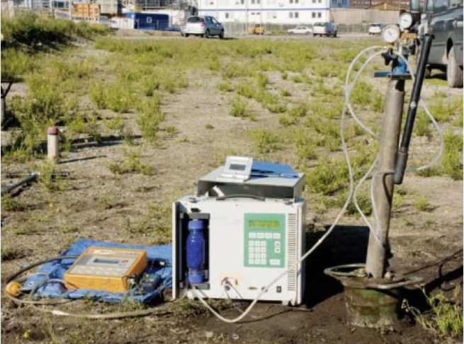 Grundwasserprobenahmegeräte wurden im Freien aufgestellt, inklusive Überwachungseinrichtungen und Schläuchen.