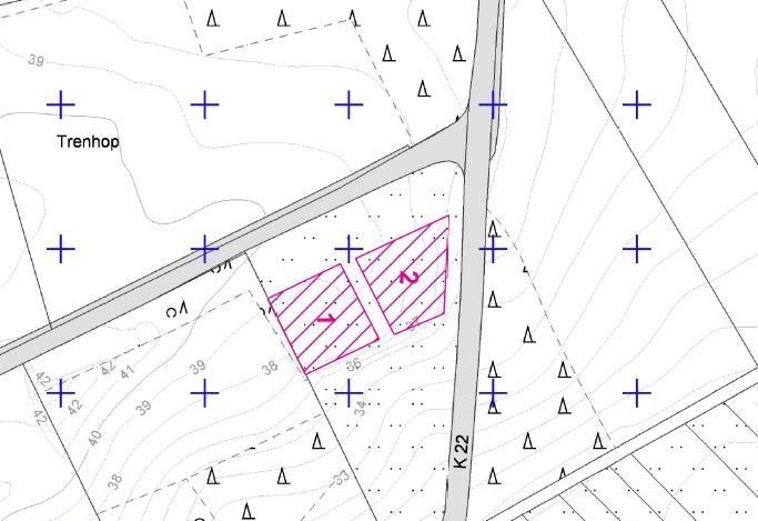 Ausschnitt einer topografischen Karte, der zwei benachbarte, schraffierte Grundstücke entlang einer Straße zeigt.