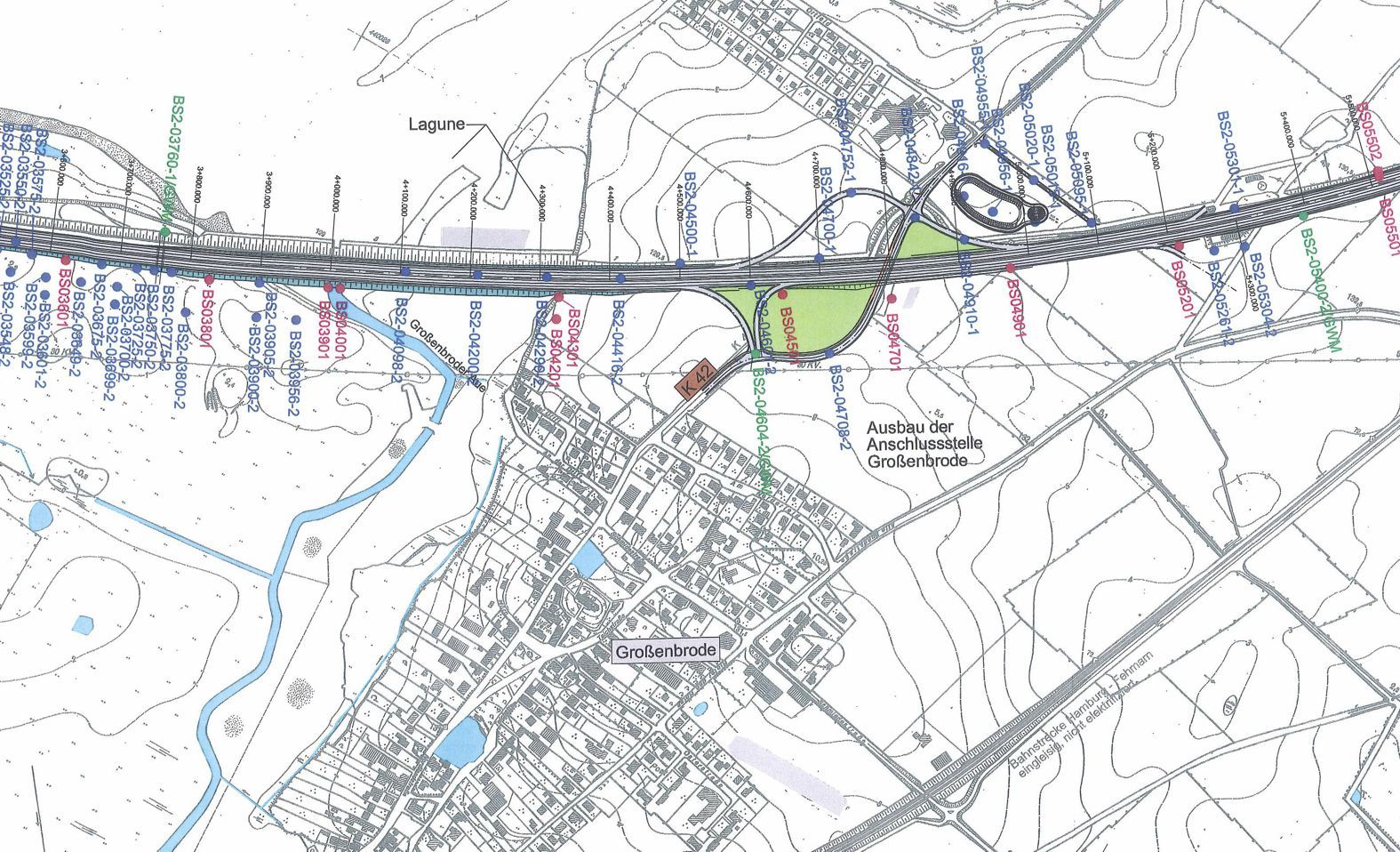 Karte mit einer Stadt, Straßen und einer Autobahnbrücke in einem ländlichen Gebiet.