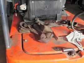 Oranger Gabelstapler mit einem schmutzigen Lappen auf der Motorhaube, in der Nähe des Sitzes.