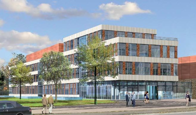 Modernes, mehrstöckiges Bürogebäude mit Glasfenstern, Bäumen und Menschen, die draußen spazieren gehen.