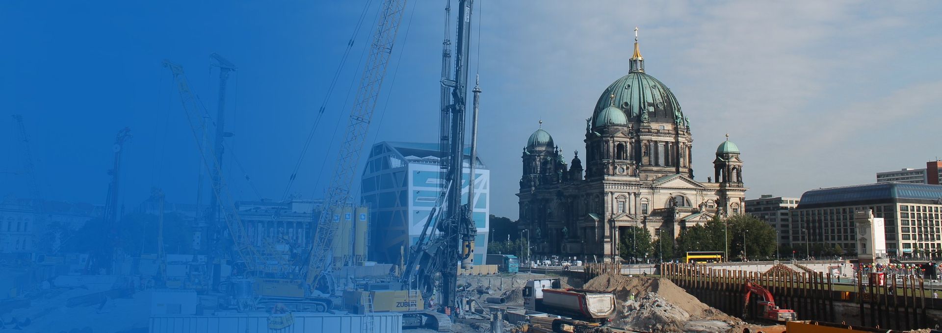 Berliner Dom mit Baustelle im Vordergrund. Blaue Überlagerung links.