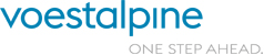 Das voestalpine-Logo mit dem grauen Slogan „ONE STEP AHEAD“ darunter. Der Firmenname ist türkis.
