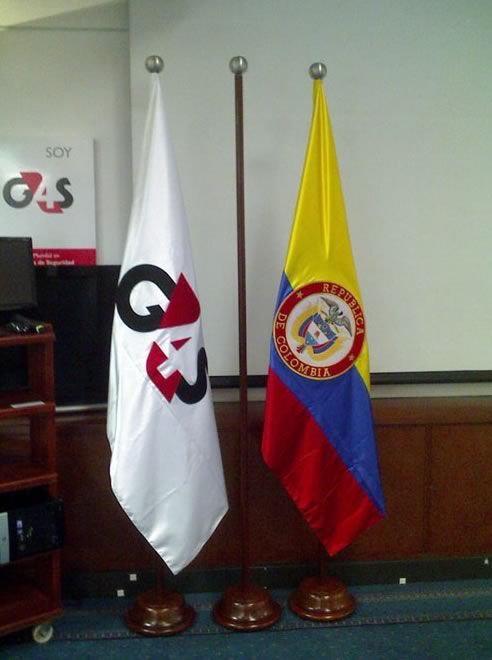 Tres banderas, incluida la de Colombia, ondeaban en mástiles en el interior del edificio.