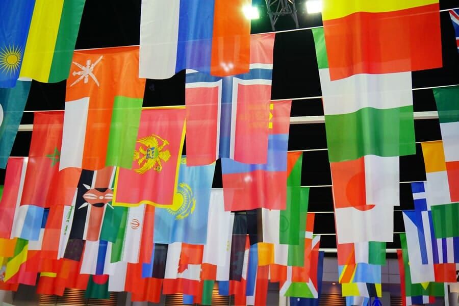 Banderas y pancartas coloridas cuelgan en una abarrotada exhibición en el interior