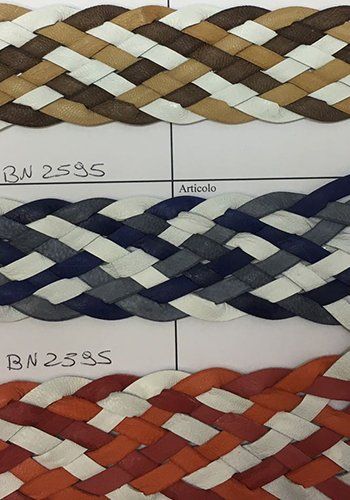 degli intrecci di pelle in tre colori