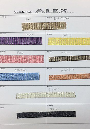 dei campioni di pelle in vari colori accesi