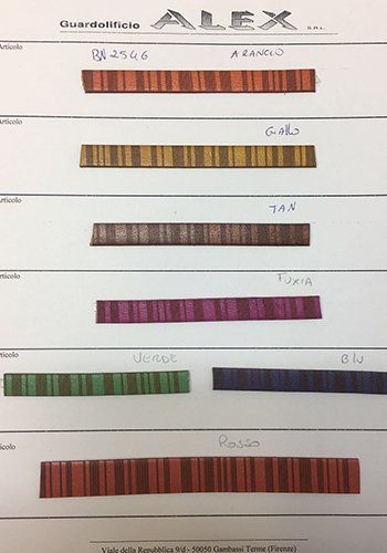 dei campioni di pelle in vari colori con delle righe