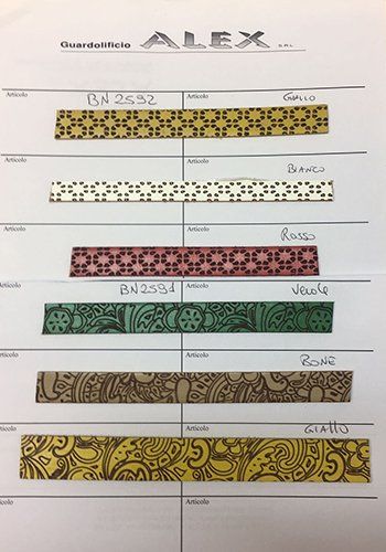 dei campioni di pelle in vari colori con dei disegni a fiori