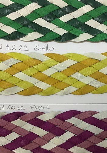 degli intrecci di pelle di color verde, giallo e viola