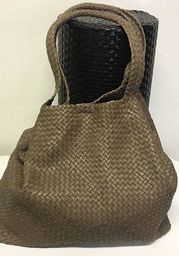 un borsa intrecciata di color marrone scuro