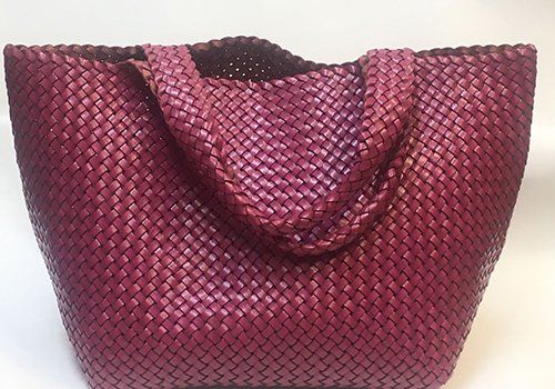 una borsa di pelle intrecciata di color bordeaux