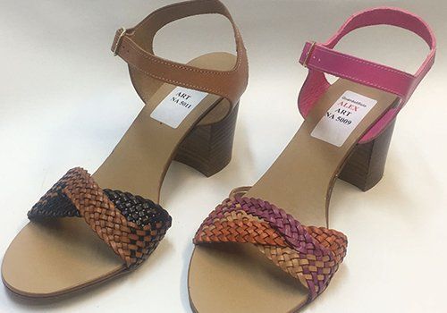 due sandali di pelle intrecciati