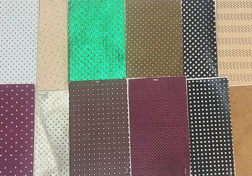 dei campioni di pelle per gli articoli in vari colori