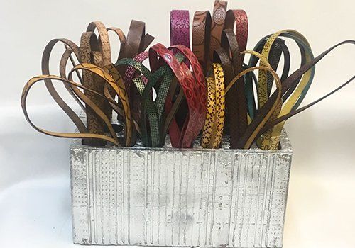 una scatola con dei campioni di strisce di pelle di vari colori