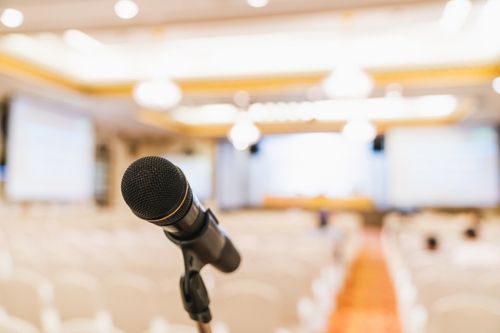 microfono su un palco di un congresso