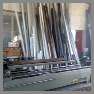 Magazzino con alluminio e legno per opere di ferramenta