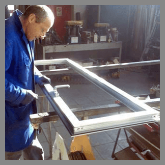 artigiano al lavoro su un'anta
