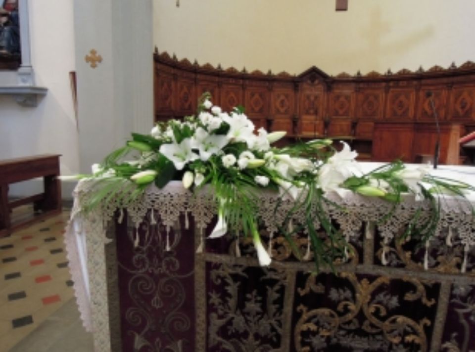 altare e fiori bianchi