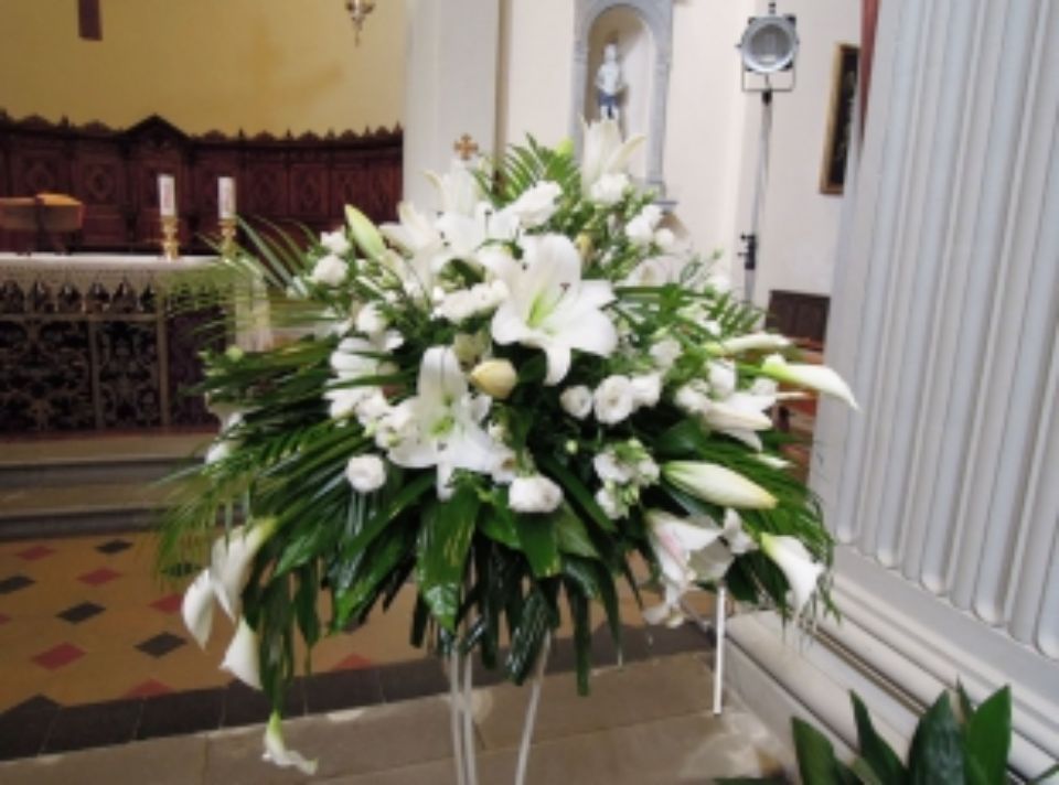 vaso di fiori bianchi