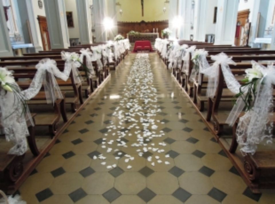 petali in chiesa