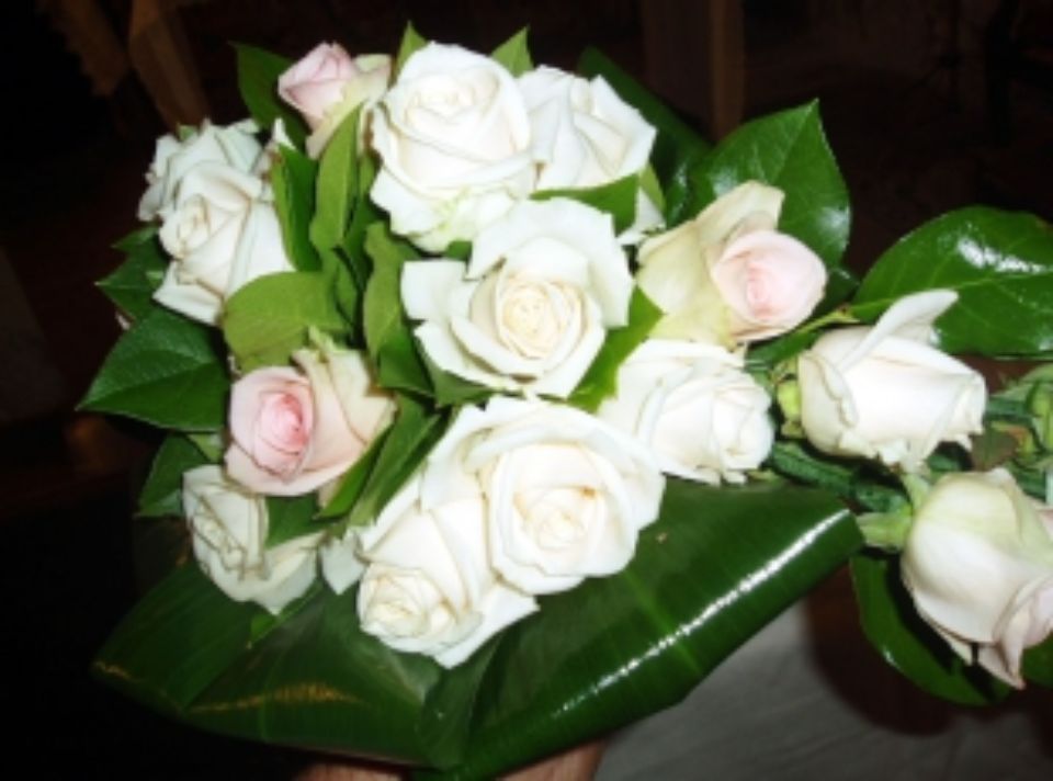 mazzo di rose bianche