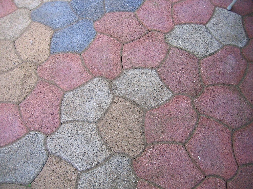 Terras van natuursteen met een veelkleurig, onregelmatig patroon.