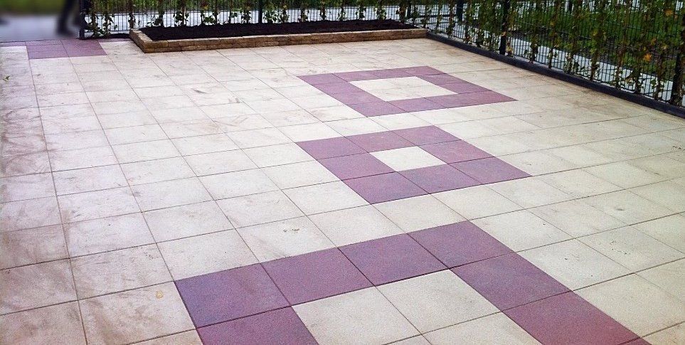 Terras met tegels en een paars ruit- en lijnpatroon.