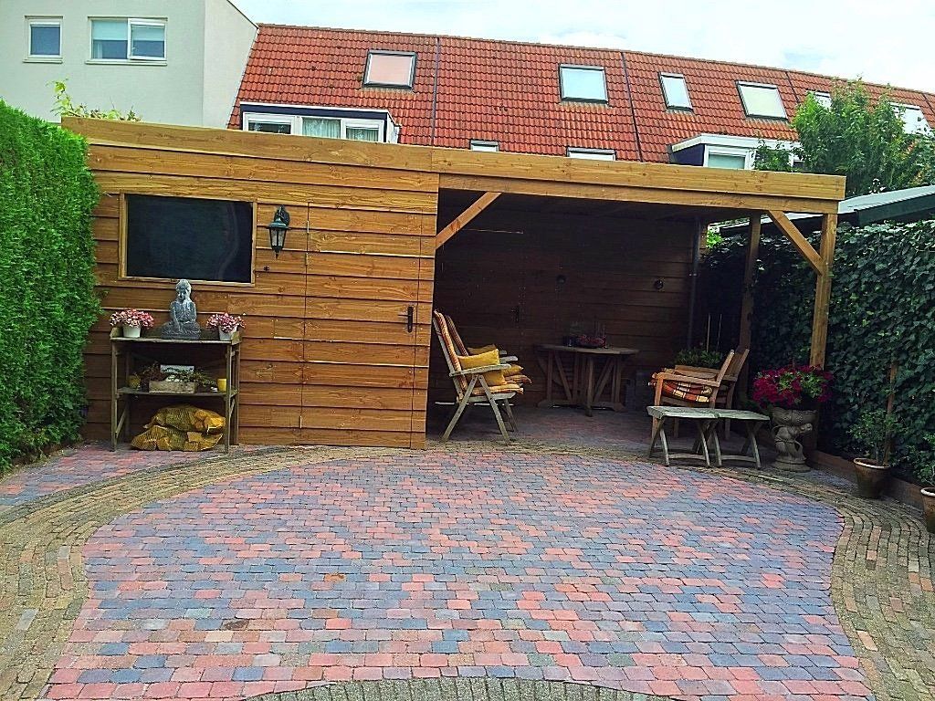 Houten terrasoverkapping met bakstenen terras, zitgelegenheid en buitendecoratie.